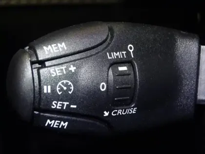 Photo 12 Peugeot 208  1.2 Hybrid 110ch Style e-DCS6