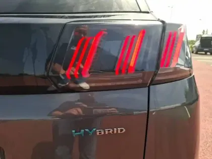 Photo 16 Peugeot 3008  Hybrid 225 e-EAT8