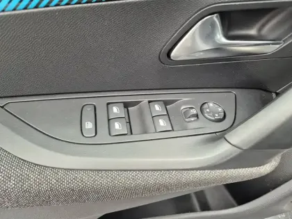 Photo 20 Peugeot 2008  PureTech 100 S&S BVM6