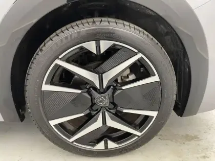 Photo 34 Peugeot 208  Hybrid 136 e-DCS6