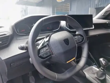Photo 8 Peugeot 2008  PureTech 100 S&S BVM6