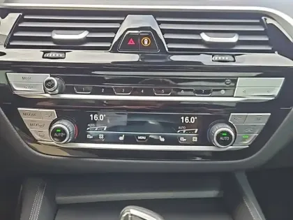 Photo 22 BMW Serie 5 Touring 530e TwinPower Turbo xDrive 292 ch BVA8