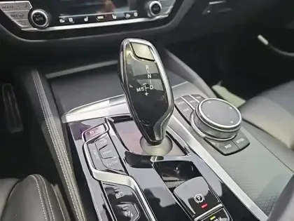 Photo 11 BMW Serie 5 Touring 530e TwinPower Turbo xDrive 292 ch BVA8