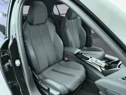 Photo 8 Peugeot 2008  Hybrid 145 e-DCS6 GT