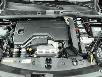 Photo 6 Peugeot 2008  Hybrid 145 e-DCS6 GT