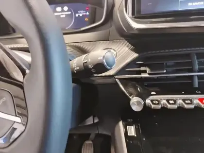 Photo 17 Peugeot 2008  PureTech 100 S&S BVM6 Allure