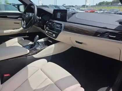 Photo 8 BMW Serie 5 Série 5 520iA 184ch Luxury