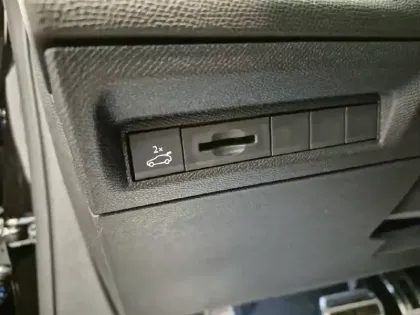 Photo 17 Peugeot 408  Hybrid 145 e-DCS6