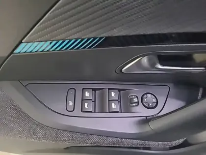 Photo 49 Peugeot 2008  PureTech 100 S&S BVM6