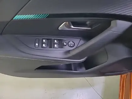Photo 39 Peugeot 2008  PureTech 100 S&S BVM6