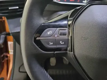 Photo 40 Peugeot 2008  PureTech 100 S&S BVM6