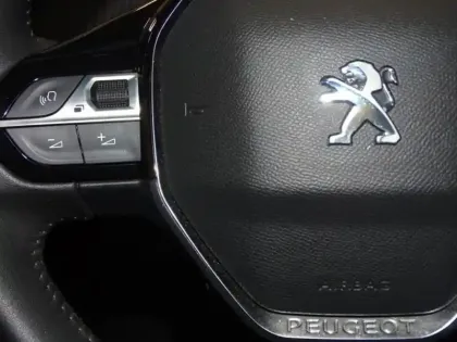 Photo 10 Peugeot 208  e- 136ch Like