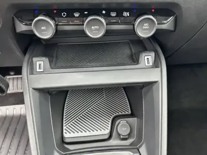 Photo 40 Citroën C4 e- 136 ch autonomie standard  Automatique