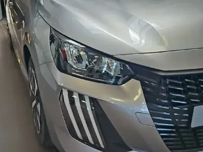 Photo 36 Peugeot 208  Turbo 100 ch BVM6