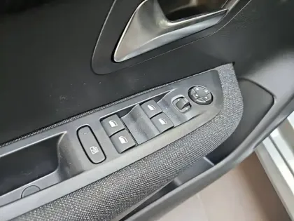 Photo 14 Peugeot 208  Turbo 100 ch BVM6