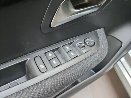 Photo 35 Peugeot 208  Turbo 100 ch BVM6