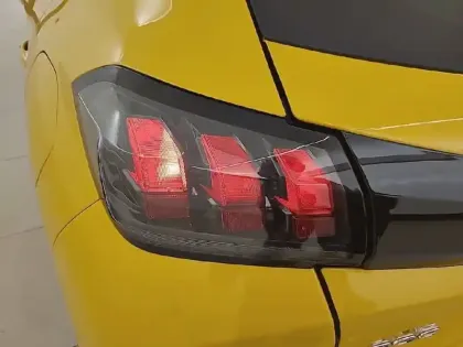 Photo 16 Peugeot 208  PureTech 75 S&S BVM5
