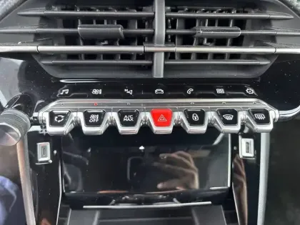 Photo 17 Peugeot 2008  PureTech 130 S&S EAT8