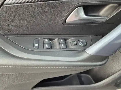 Photo 36 Peugeot 2008  PureTech 100 S&S BVM6