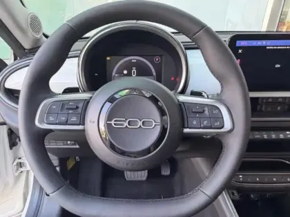 Photo 10 Fiat 600  1.2 Hybrid Turbo 145ch Pop eDCT6 Step 2