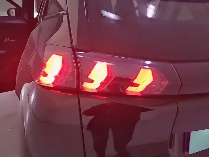 Photo 16 Peugeot 2008  PureTech 130 S&S EAT8