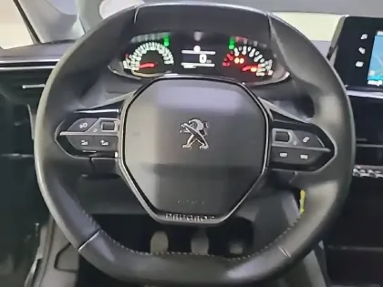 Photo 8 Peugeot 208  PureTech 100 S&S BVM6