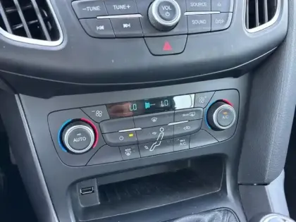 Photo 15 Ford Focus  1.0 EcoBoost 125ch Stop&Start Sync Edition