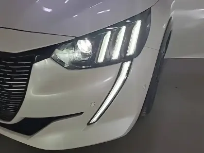 Photo 38 Peugeot 208  PureTech 130 S&S EAT8