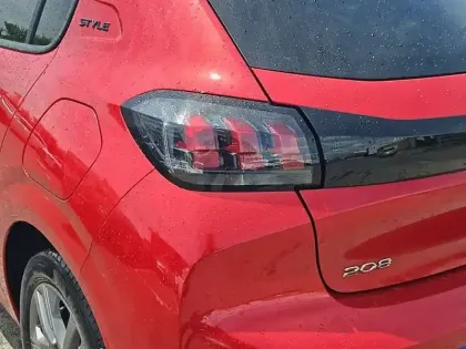 Photo 16 Peugeot 208  BlueHDi 100 S&S BVM6