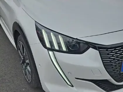 Photo 15 Peugeot 208  PureTech 100 S&S EAT8