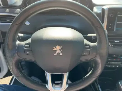 Photo 8 Peugeot 2008  PureTech 110ch S&S EAT6
