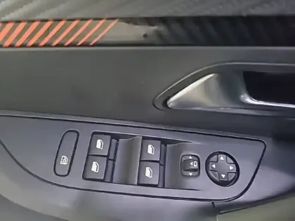 Photo 48 Peugeot 2008  PureTech 100 S&S BVM6