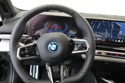 Photo 10 BMW Serie 5 Touring 540d xDrive 303 ch BVA8