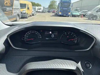 Photo 24 Peugeot 2008  PureTech 100 S&S BVM6