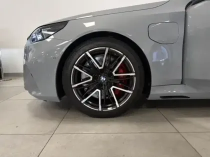Photo 8 BMW Serie 5 M5 4.4 V8 PHEV 727ch (585+197)