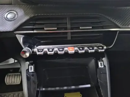 Photo 44 Peugeot 208  Electrique 50 kWh 136ch