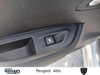 Photo 12 Peugeot 2008  PureTech 130 S&S BVM6