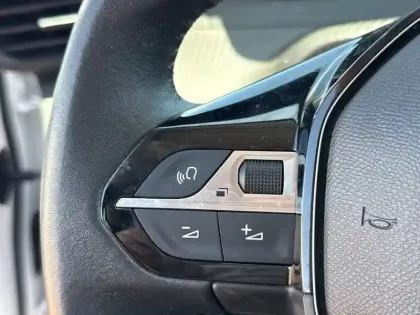 Photo 45 Peugeot 208  Electrique 51 kWh 156ch