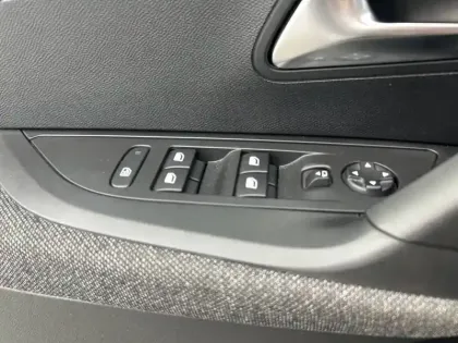 Photo 18 Peugeot 2008  Electrique 136 ch