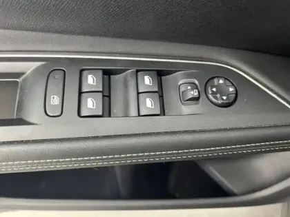 Photo 17 Peugeot 5008  Hybrid 145 ch e-DCS6