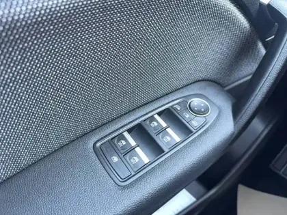 Photo 31 Renault Captur  E-Tech full hybrid 145 ch