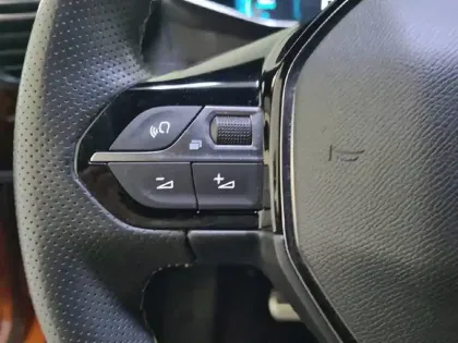 Photo 24 Peugeot 2008  Electrique 136 ch