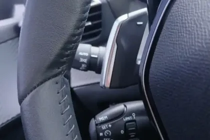 Photo 33 Peugeot 208  Hybrid 100 e-DCS6