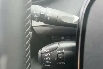 Photo 31 Peugeot 2008  PureTech 100 S&S BVM6