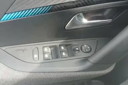 Photo 33 Peugeot 2008  PureTech 100 S&S BVM6