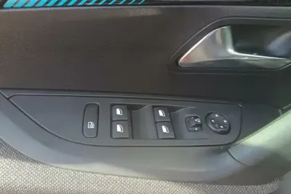 Photo 25 Peugeot 2008  PureTech 100 S&S BVM6