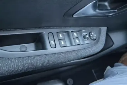 Photo 19 Peugeot 208  Hybrid 110 ch e-DCS6