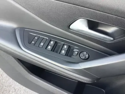 Photo 16 Peugeot 408 Hybrid 136 e-DCS6 Allure