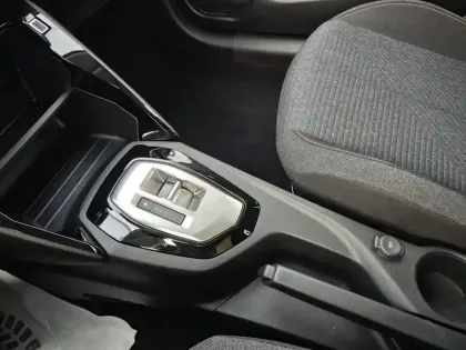Photo 27 Peugeot 208  Hybrid 110 ch e-DCS6