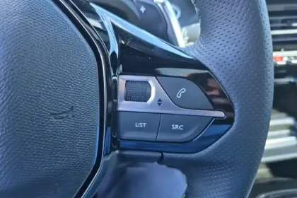 Photo 13 Peugeot 2008  Hybrid 136 e-DCS6